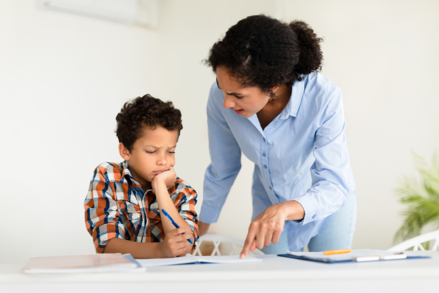Ameaçar o seu filho para que ele te obedeça não resolve